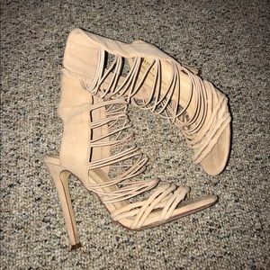 Nude pumps